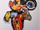 une sculpture de Mickey Mouse accrochée au mur d'une pièce