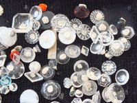 Un lot de boutons, majoritairement en verre teinté ou transl… (photo 3)