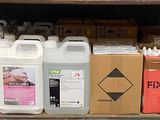 de nombreuses bouteilles de liquide sur une étagère dans un magasin