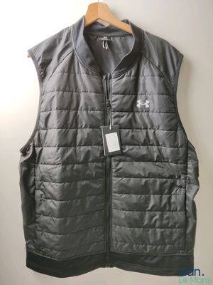 Le gilet est noir et orné d'une étoile blanche.