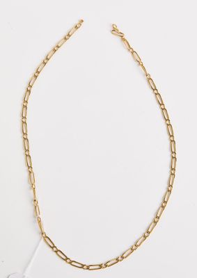 un collier à chaîne en or avec un maillon doré sur fond blanc