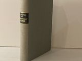 un livre posé sur une table blanche