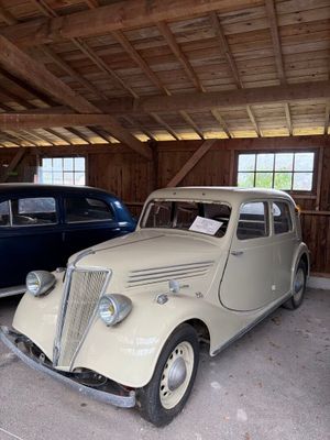 deux vieilles voitures garées dans un garage