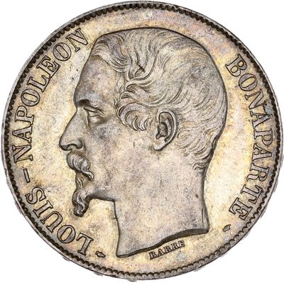 Gros plan sur une pièce de monnaie portant le visage d'un homme