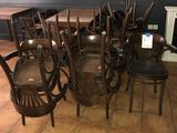 beaucoup de chaises et une table dans une pièce