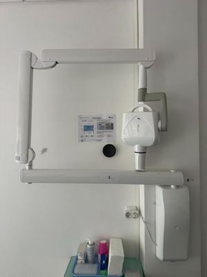une armoire à pharmacie dans un coin d'une pièce équipée d'un miroir