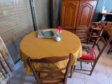 une table et des chaises dans une pièce recouverte d'une nappe jaune