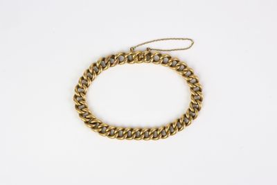 un bracelet en chaîne en or sur fond blanc