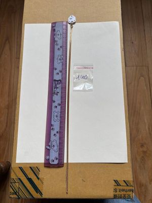 quelqu'un tient un bout de papier et une règle à la main