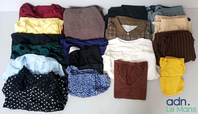 de nombreux types de vêtements différents disposés sur une table