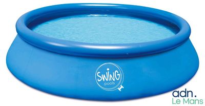 un gros plan d'une piscine bleue sur fond blanc