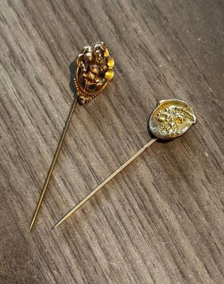 une paire de boucles d'oreilles de couleur dorée ornées d'une feuille d'or