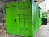 un conteneur vert posé sous un pont, à côté d'une poubelle