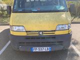 une camionnette jaune garée dans un parking