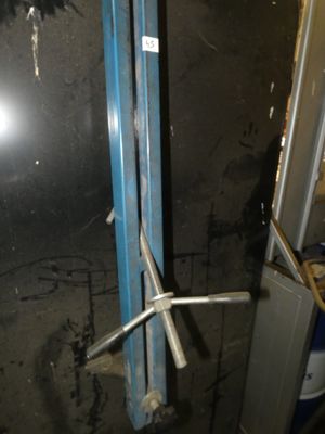 une porte cassée au milieu d'une pièce sale