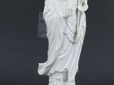 figurine en porcelaine blanche chinoise représentant un homme tenant un bâton