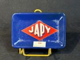 une valise bleue ornée d'un losange rouge et bleu