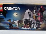 the box of the lego creator set is sitting on the table