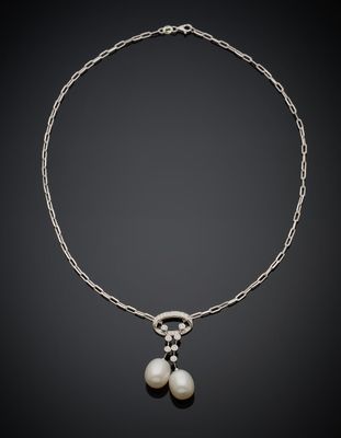 un collier de perles blanches et de diamants sur fond noir
