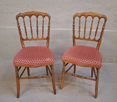 Paire de chaises volantes en bois tourné.