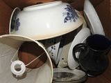 une boîte remplie de vieilles assiettes et de tasses