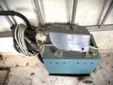 une petite machine posée sur le sol