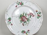 une assiette blanche avec un motif floral