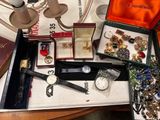 une table sur laquelle sont posés tout un tas de bijoux