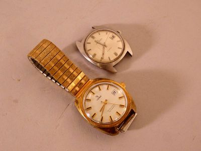 deux montres assises l'une à côté de l'autre sur une table
