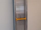 une échelle adossée au mur d'une pièce