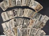 une vieille photo montrant une liasse de billets anciens posée sur une table
