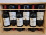 des bouteilles de vin rouge sont alignées dans une caisse en bois