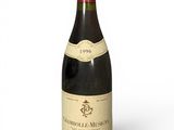 une bouteille de vin posée sur une table