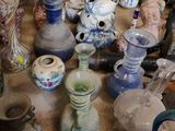 de nombreux vases différents sur la table, dont beaucoup
