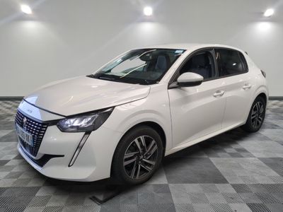une voiture blanche garée sur un sol en damier dans un garage