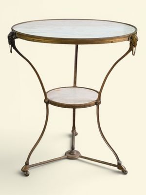 une image représentant une petite table avec un plateau en verre et des pieds en métal