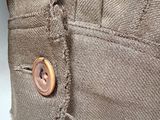 un gros plan d'une veste avec un bouton
