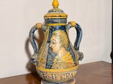 un vase bleu et jaune posé sur une table en bois