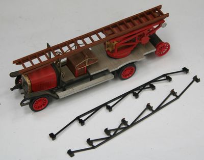 un camion de pompiers miniature équipé d'une échelle à l'arrière