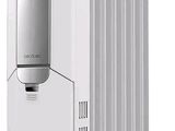 une photo d'un radiateur électrique blanc posé sur une table blanche