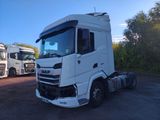 un camion blanc garé à côté d'un autre camion