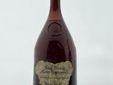 une bouteille de vin posée sur une table