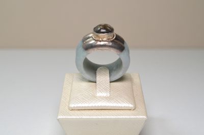 une bague posée sur une boîte