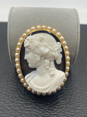 la tête d'une femme ornée de perles, dans un cadre en or