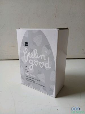 une boîte blanche posée sur une table
