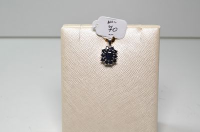 une petite boîte blanche ornée d'une petite fleur noire
