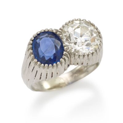 gros plan d'une bague en diamant et saphir sur fond blanc