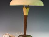 une photo d'une lampe de table à laquelle est branché un cordon d'alimentation