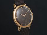 une photo d'une montre-bracelet en or avec un cadran marron