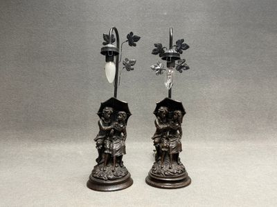Paire de lampes à décor de personnages en résine et métal pa…